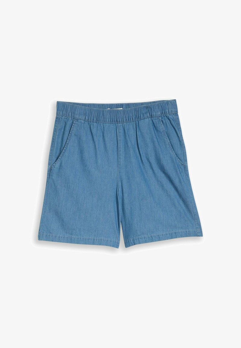 Lyseblå elastiske knælange shorts med sidelommer, lavet af blødt denimstof, lagt fladt på en hvid baggrund.