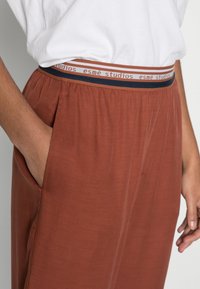 esmé studios HENA 7/8 INSEAM CARROT SHAPED PANTS - Calças - sequoia