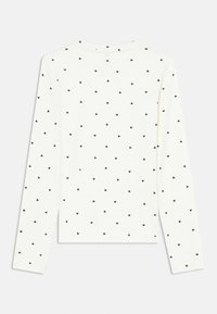 Camisola de manga longa branca com um padrão de corações pretos repetidos, com decote redondo e textura canelada. Design simples, adequado para uso casual.