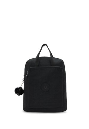 Mochila rectangular negra con asas superiores, bolsillo frontal con cremallera, parche de logo redondo y pequeño llavero peludo en la cremallera lateral.