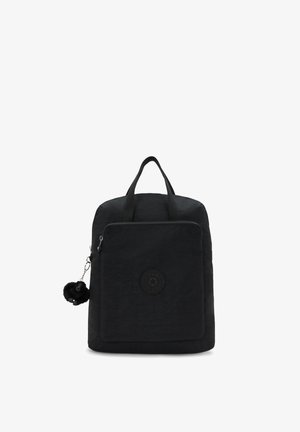 Mochila rectangular negra con asas superiores, bolsillo frontal con cremallera, parche de logo redondo y pequeño llavero peludo en la cremallera lateral.