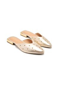 Mules metálicas doradas con punta afilada y pequeños studs dorados que adornan la parte superior. Tienen un tacón bajo y un diseño de fácil puesta.