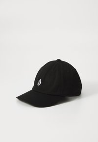 Căciulă de baseball neagră cu o margine curbă, realizată din material textil, având un mic logo alb pe față. Textura prezintă un design striat.