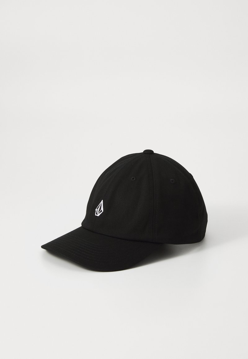 Căciulă de baseball neagră cu o margine curbă, realizată din material textil, având un mic logo alb pe față. Textura prezintă un design striat.