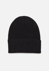 Cappello di lana nero a maglia con una texture a coste e un risvolto. Il design presenta una forma semplice e classica, priva di decorazioni.