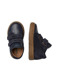 Námořnické modré boty s dvojitými suchými zipy, vyrobené z kůže a semiše, s hnědou gumovou podrážkou. Zaoblená špička a nízký design u kotníku.