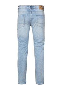 Lichtblauwe denim jeans met een rechte snit, voorzien van een tan leren label op de tailleband en twee achterzakken met minimale stiksels.