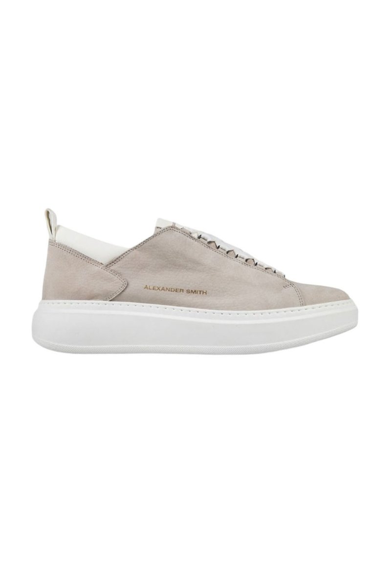 Sneaker in suede grigio chiaro con suola in gomma bianca. Presenta un design cucito, lacci minimal e un logo in rilievo. Suola leggermente rialzata.