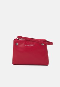 Czerwona skórzana torebka o gładkiej teksturze, z zamknięciem na zamek błyskawiczny i odpinanym paskiem na ramię. Posiada detal z logo na przedzie.