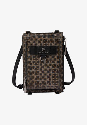 Bruine en zwarte geflekte schoudertas met een gestructureerde afwerking, voorzien van een voorflap, logo-accent en verstelbare schouderband.