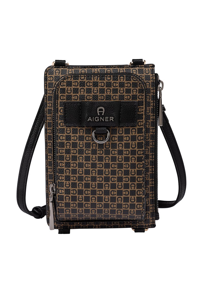 Braun und schwarz gemusterte Umhängetasche mit strukturierter Oberfläche, ausgestattet mit einem Frontklappe, Logoakzent und verstellbarem Trageriemen.