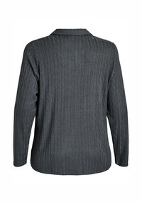 Sivi džemper dugih rukava napravljen od teksturirane tkanine s rebrastim uzorkom, s klasičnim ovratnikom i malo opuštenim krojem.