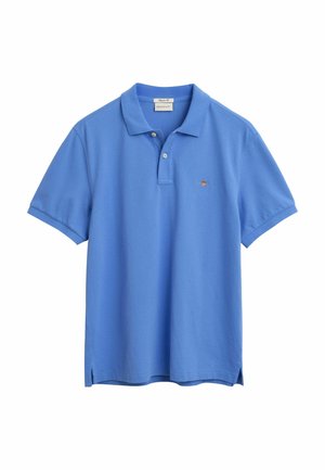 Helles blaues Poloshirt mit weicher Textur, kurzen Ärmeln, einer Knopfleiste mit zwei Knöpfen und kleinem gesticktem Logo auf der Brust. Seitliche Schlitze am Saum.