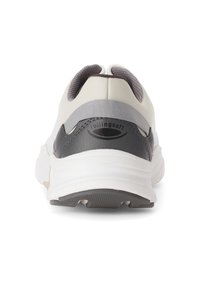 Witte en grijze sneaker met een textuur bovenkant, een gevoerde zool en een logo op de achterkant. Het ontwerp heeft een ronde hiel en opvallende stiksels.