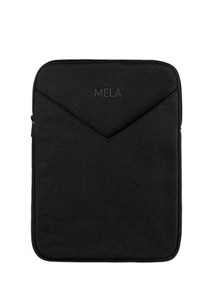 Schwarze, rechteckige Stoffhülle mit einer vorderen Umschlagtasche im Briefumschlag-Stil und dem "MELA"-Logo, das oben in der Mitte geprägt ist.