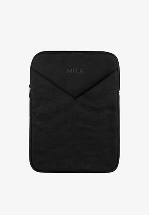 Schwarze, rechteckige Stoffhülle mit einer vorderen Umschlagtasche im Briefumschlag-Stil und dem "MELA"-Logo, das oben in der Mitte geprägt ist.