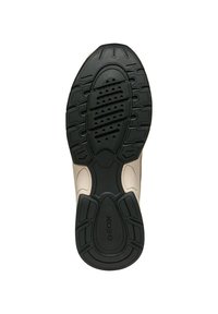 Sole di sneaker nera con un motivo testurizzato e fori di drenaggio, con il logo del marchio "GEOX" visibile vicino al tallone. Sfondo bianco.