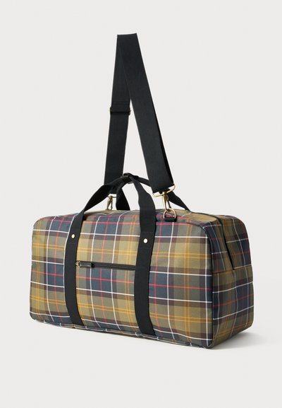 Sac de sport à motif tartan avec des accents gris, or et rouge. Il dispose d'une poignée supérieure, d'une bandoulière noire ajustable et d'une poche zipée à l'avant.