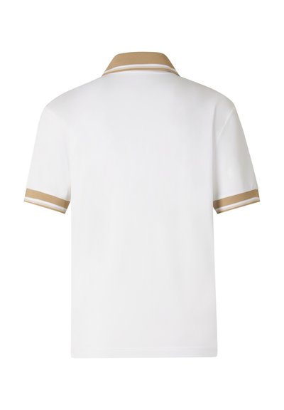 Polo blanc à manches courtes avec col beige et poignets de manches beiges ornés de rayures blanches et beiges.