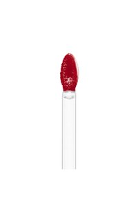 Baguette applicatrice de gloss à lèvres avec gloss rouge vif et brillant sur fond blanc.