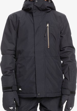 Veste d'hiver noire isolante avec capuche, fermeture éclair verticale sur la poitrine, et gants assortis portés par une personne, montrant le haut du corps et les bras.