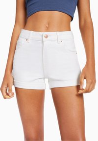 Vita denimshorts med hög midja, uppvikta ärmar, två framfickor och kopparknäppning. Slät textur, skräddarsydd passform.