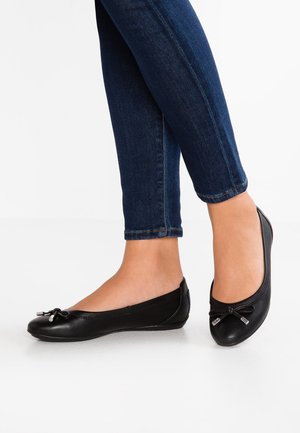 Sorte ballet flats med en rund tå, pyntet med en sløjfe foran; lavet af glat læder; lavprofil design; diskrete hardware detaljer.