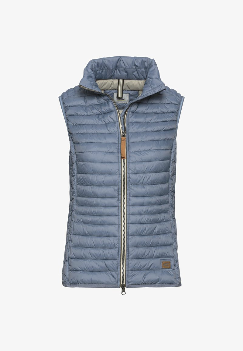 Helles blaues ärmelloses Steppwesten mit durchgehendem Reißverschluss und hohem Kragen, ausgestattet mit einem Leder-Reißverschlussanhänger und einem gestickten Logo-Patch nahe dem Saum.
