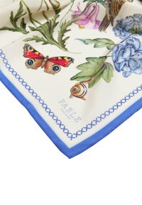 Šilkinis šalikas su ryškiais gėlių ir drugelių piešiniais ant kreminės fono, apipavidalintas mėlynu kraštu ir dekoratyvine siuvinėjimu.