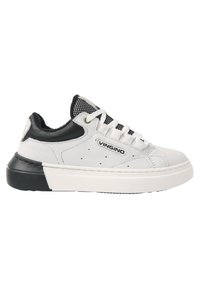 Witte sneaker met zwarte accenten, voorzien van een gladde leren bovenkant, gaas tong, dikke zool en geperforeerde details aan de zijkanten.