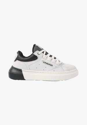 Witte sneaker met zwarte accenten, voorzien van een gladde leren bovenkant, gaas tong, dikke zool en geperforeerde details aan de zijkanten.