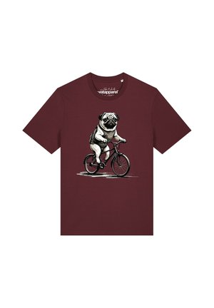 Dunkelrotes T-Shirt mit einer Grafik eines Mopses, der Fahrrad fährt und einen kleinen Rucksack trägt, mittig auf der Vorderseite.