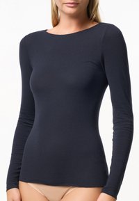 Maglietta a maniche lunghe di un blu scuro, realizzata in tessuto morbido, con scollatura tonda e vestibilità slim, caratterizzata da una superficie liscia e un design minimale.