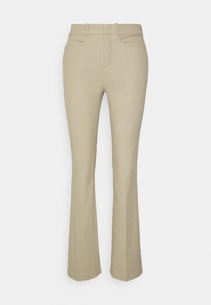 Beige vide bukser laget av bomullsblandingsstoff. Har en tettsittende midje, belteholdere og to frontlommer. Glatt tekstur og skreddersydd design.