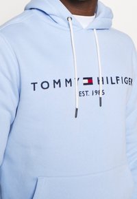 Tommy Hilfiger Jersey con capucha - light blue