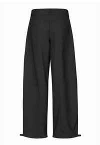 Čierne nohavice s širokými nohavicami, hladkej textúry, s vysokým pásom, zadnými vreckami a jemnými švovými detailmi.
