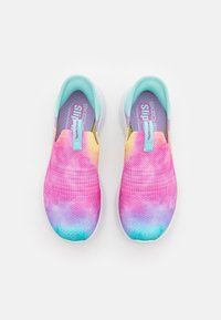 Baskets à enfiler multicolores vives avec un design dégradé de nuances de rose, violet et bleu, dessus en tricot texturé et semelle rembourrée.