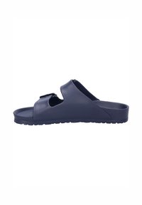 Sandales à enfiler bleu marine avec semelle texturée, boucle ajustable et design ouvert comportant des sections découpées pour une meilleure respirabilité.