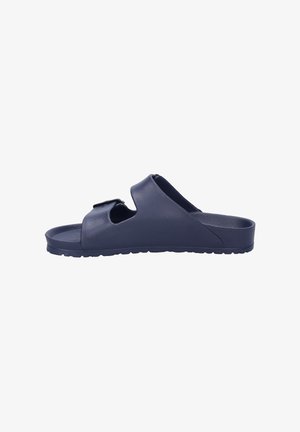 Sandali blu navy slip-on con suola testurizzata, fibbia regolabile e design aperto con sezioni intagliate per la traspirabilità.