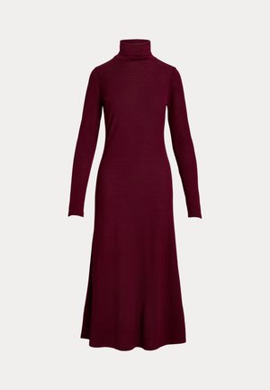 Rochie din material moale, cu mânecă lungă, de culoare bordeaux, cu guler înalt. Are un tiv evazat și slituri laterale pentru ușurința mișcării.