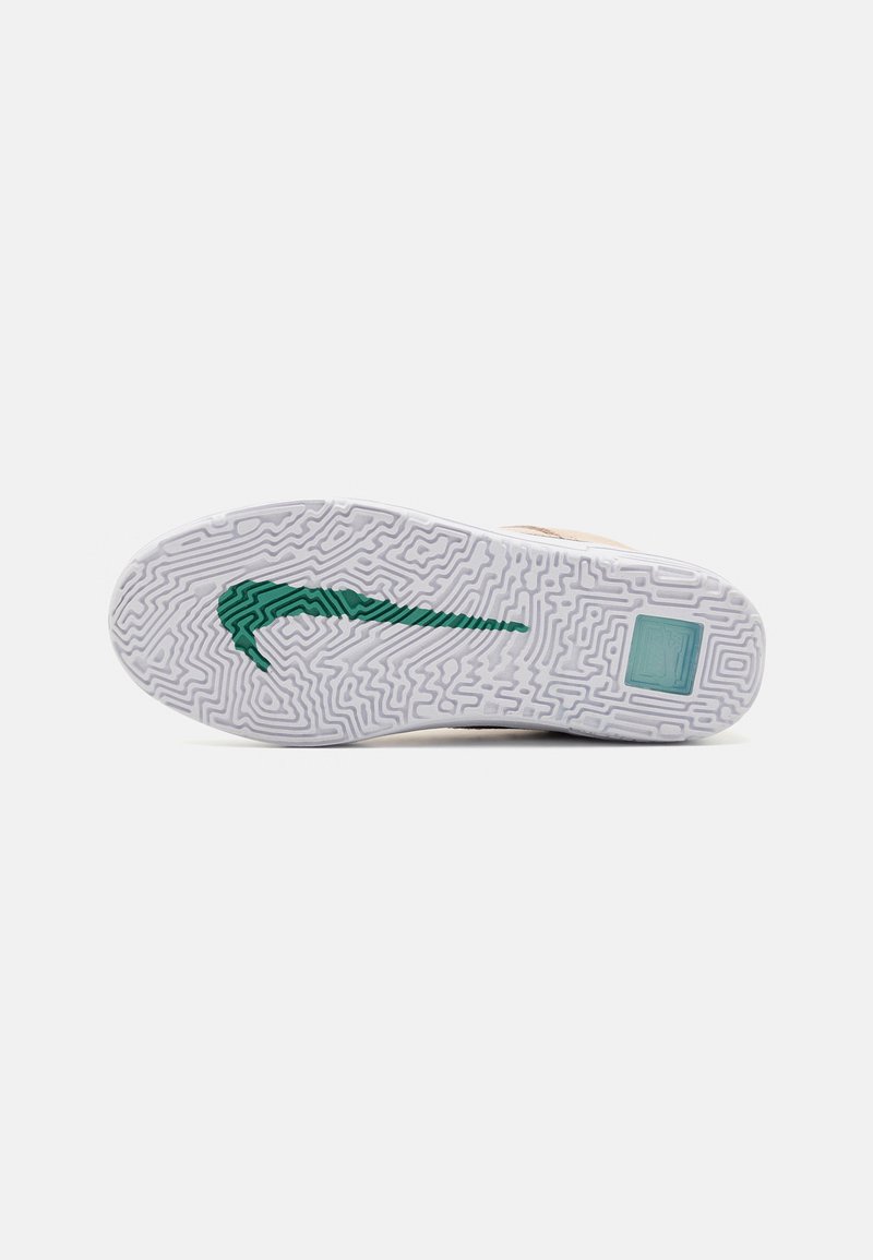 Weiße Sneaker-Sohle mit einem strukturierten Muster und einem grünen Nike-Logo. Glatte Kanten und eine leicht gemusterte Oberfläche für besseren Halt.