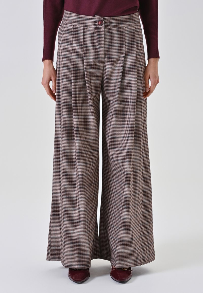 Breite kariertes Hosen in Braun und Creme, mit Falten, einer taillierten Taille und einem Knopfverschluss. Das Material hat eine glatte Textur.