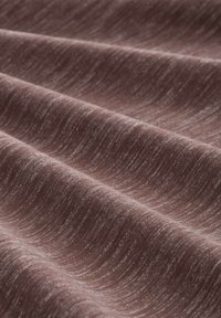 Gestructureerde stof in een gedempte mauve kleur, met subtiele lichte en donkere strepen, wat een zachte en gladde uitstraling creëert.