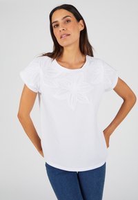 Witte T-shirt met korte mouwen, voorzien van geborduurde bloemenontwerpen aan de voorkant, ronde halslijn en een relaxed fit.