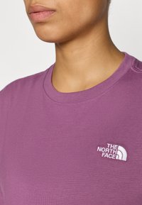 Κοντομάνικο t-shirt με στρογγυλή λαιμόκοψη σε πορφυρό βαμβάκι με λεπτό υφή και λευκό κεντημένο λογότυπο στο αριστερό στήθος.