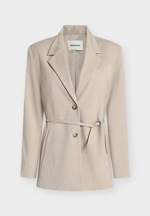 Beiger Blazer mit tailliertem Schnitt, Revers mit Kerbe, Doppelknopfverschluss, Taillengürtel und Seitentaschen. Glatter Stoff mit feiner Struktur.