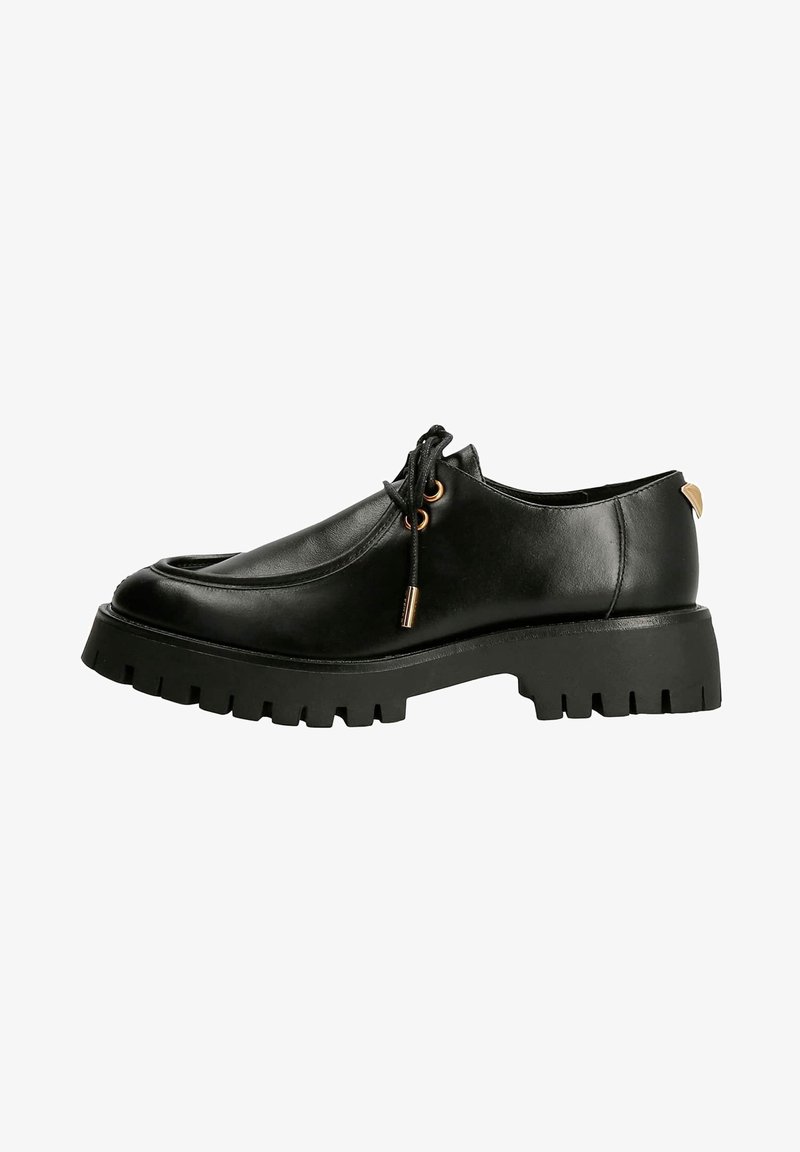 Chaussure noire en cuir à lacets avec semelle épaisse à crampons et œillets dorés, vue de côté sur fond blanc.