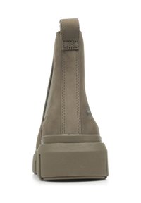 Bottines en suède marron avec des panneaux élastiques sur les côtés, bout arrondi et semelle en caoutchouc épaisse. Présente des accents cousus et un détail de logo.