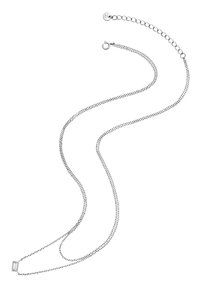 Collar de cadena de plata con un colgante rectangular. Presenta una cadena delgada y texturizada y un cierre con un eslabón alargado para longitud ajustable.