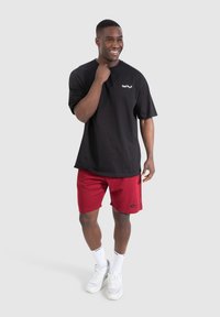 Smilodox NALE TRAINING SHORTS - Korte broeken - bordeaux